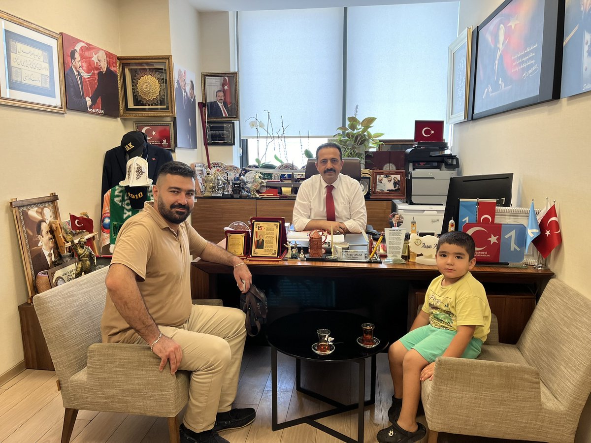 dravsaraslan's tweet image. Kayseri Melikgazi İlçesi İldem Şehit Polis Ertuğrul Taciroğulları Karakolunda Bekçi olarak görev yapan Sn Murat Duran ve oğlu Sn Ömer Duran beylerin nazik ziyaretinden dolayı teşekkür eder, Murat beye görevinde başarılar dilerim💐🇹🇷
#Ankara #Kayseri #Melikgazi #İldem #Şehit