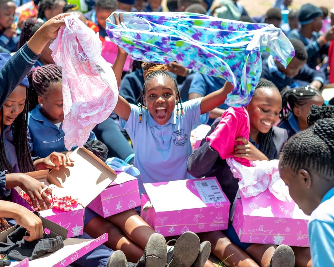 SantaShoebox's tweet image. We're about to cross 40% pledged! This means there are still almost 50 THOUSAND children without pledges. Every single pledge brings us closer to spreading smiles to precious kids who need it most. Join us now and #StepUp with #SantaShoebox: santashoebox.org.za/team-pledges/

#PledgeToday