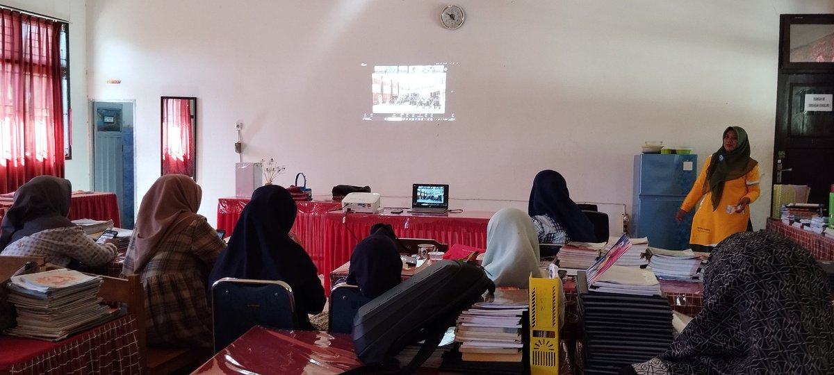 smkn5luwu's tweet photo. Sosialisasi Penerimaan CASN Formasi PPPK TA. 2024 Dinas Pendidikan Provinsi Sulawesi Selatan @Disdik_Sulsel28 
#pppk2024 #smkbisahebat #smkn5luwu #disdiksulsel https://t.co/nfizk8h3bZ