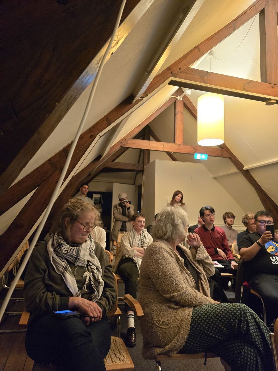 Comuneros llegaron a Europa a enseñar lo que es la Democracia Participativa y Protagónica #Comunas #DiplomaciaBolivarianadePaz
<a href="/CancilleriaVE/">Cancillería Venezuela 🇻🇪</a>
<a href="/yvangil/">Yvan Gil</a>
Venezuelan Comuneros came to Europe to teach what Participatory and Protagonic Democracy is all about.