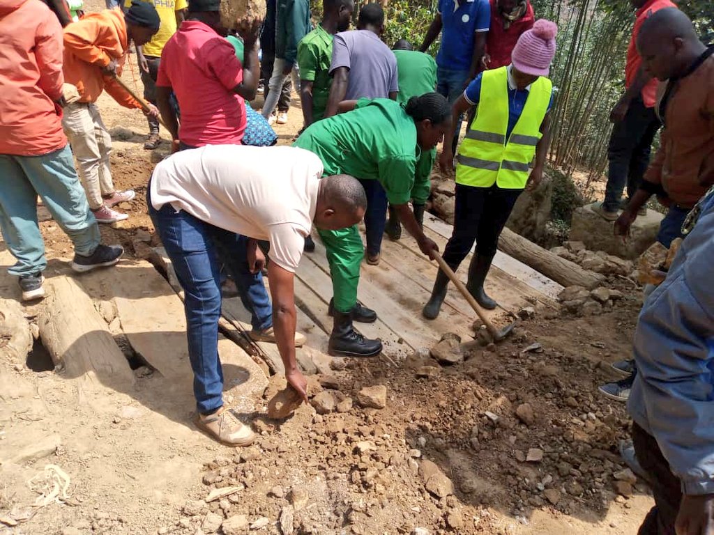 GicumbiN's tweet photo. Uyu umuganda usize umusaruro mwiza kuko bigiye gutuma abakoresha uyu muhanda bagenda batekanye Kubera ibiraro byawo byakozwe Neza. Hakaba hakozwe ibiraro bitatu biherereye @GicumbiDistrict #Rukomosector mu kagali ka #Kinyami https://t.co/d44BRccbhj