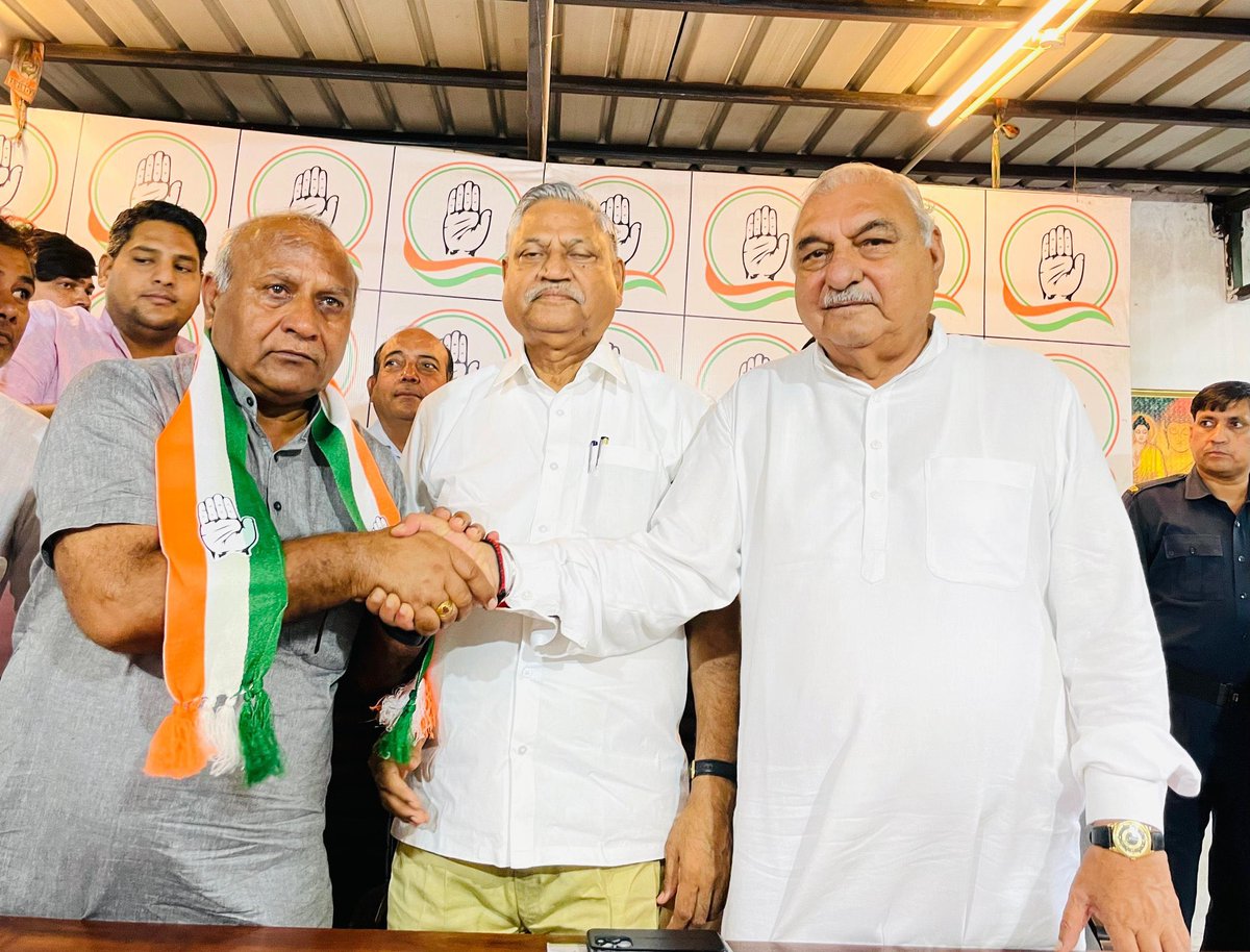 AnoopChanot's tweet photo. मुख्यमंत्री नायाब सैनी से हाथ ना मिलाने वाले बीजेपी के ओबीसी प्रदेशाध्यक्ष कर्णदेव कंबोज ने आज कांग��रेस के भुपेंद्र हुड्डा से हाथ मिला लिया है।
उनके आने से कांग्रेस को कितनी मजबूती मिलेगी??
#HaryanaElections2024 https://t.co/vJSlJjXCo1