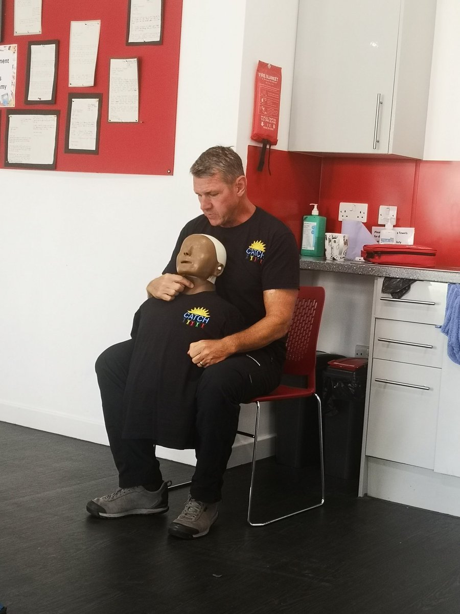 OldFireStaLS9's tweet image. Last week The Old Fire Station Gipton  team of staff and volunteers took part in some refresher first aid training with the wonderful Del from CATCH, Leeds

Thank you for an informative and immersive (gruesome!) training session Del. 👍🙏🙌

Much appreciated!

#firstaidcourse