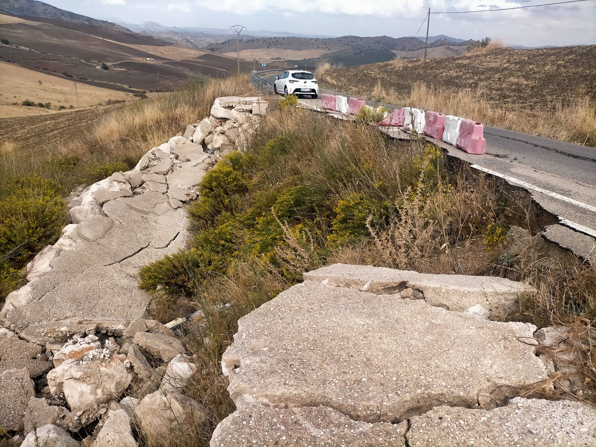 diputacionMLG's tweet photo. 🚧La @diputacionMLG licita por 874.000 euros #obras de arreglo en #carreteras de la Serranía de #Ronda y la #SierraNorte.

📌Las actuaciones afectarán a vías de acceso a #VillanuevaDeAlgaidas, #CuevasDeSanMarcos, #VillanuevaDeTapia y #Montecorto.

🔗 https://t.co/Q3ybIhdmhV https://t.co/asscwFzsil