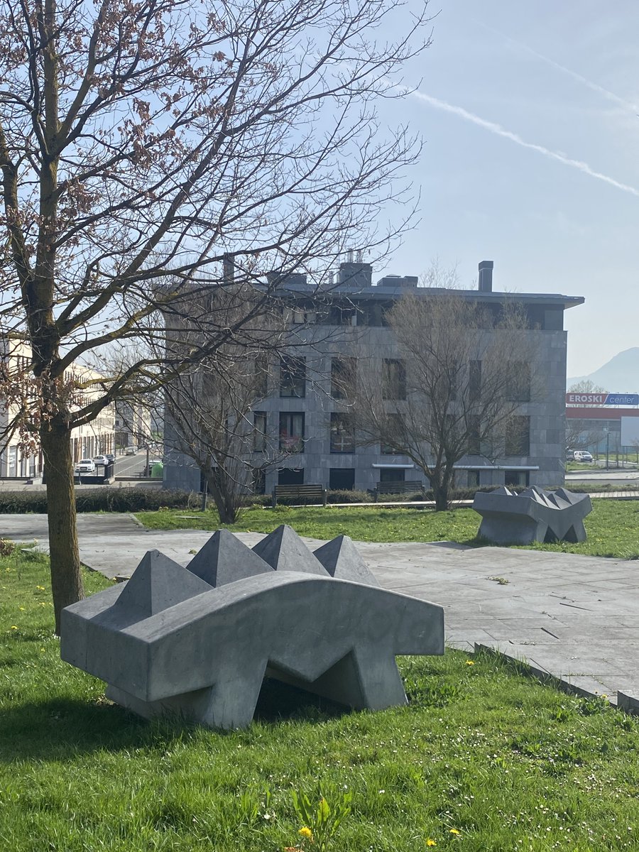 Agurain es mucho más que su espectacular casco histórico 😮

Existe un equilibrio entre lo que fue es y será...en pocos metros podremos disfrutar de la arquitectura medieval y de los parques más modernos ✌

👉Ejemplo de ello son las esculturas de Paco San Miguel.