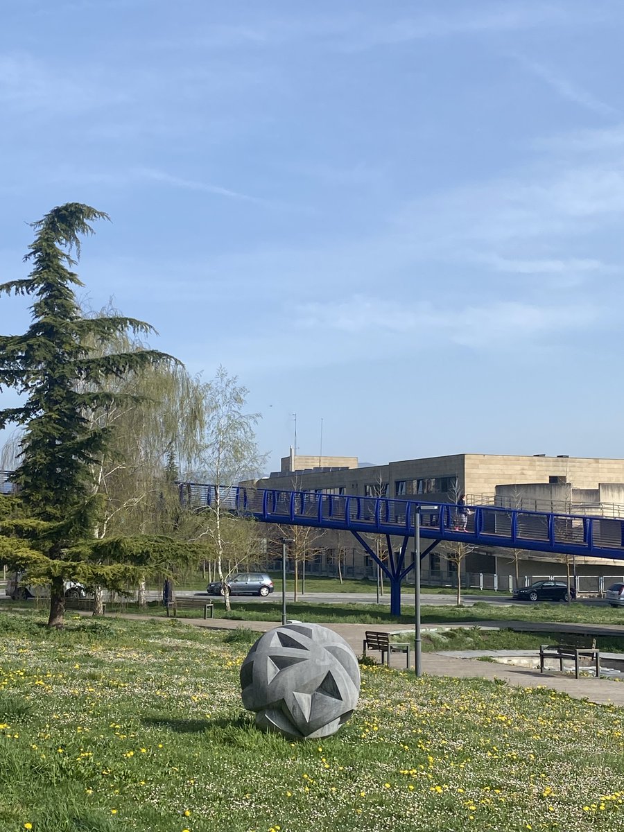 Agurain hirigune historikoa baino askoz gehiago da 😮

Izan zenaren eta izango denaren artean oreka dago... metro gutxiren buruan Erdi Aroko arkitekturaz eta parke modernoenez gozatu ahal izango dugu. ✌

👉Horren adibide dira Paco San Miguelen eskulturak.