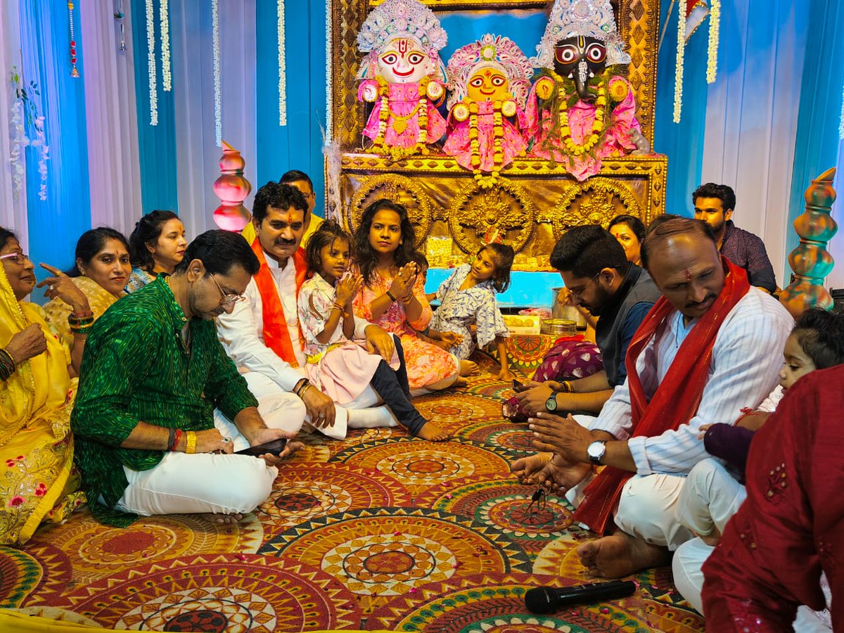 GoluShuklaInd's tweet photo. 🚩।। श्री गणेशाय नमः ।।🚩

विधानसभा क्रमांक 3 एवं शहर में विभिन्न स्थानों पर आयोजित "गणेश उत्सव" पंडालों में सम्मिलित होने का पुण्य सौभाग्य प्राप्त हुआ तथा विघ्नहर्ता मंगलकर्ता श्री गणेश जी महाराज के दर्शन और पूजन-अर्चन कर देश व प्रदेशवासियों के कल्याण की कामना की।🙏 https://t.co/mcgQWbw9oq