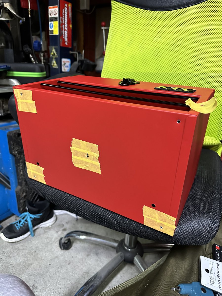 maokunpapakai's tweet image. 車載の工具箱を新調しました😃
今までKTCのプラ箱を2個積んでいましたが引き出し次の金属製に
滑り止めのゴム足を取り付け、バイク用のネットで固定
アストロさんには申し訳ないのですが、工具はほとんどKTCなのでエンブレムチューンもして見ました👍

#KTC
#ktc
#wgnc34
#rb26