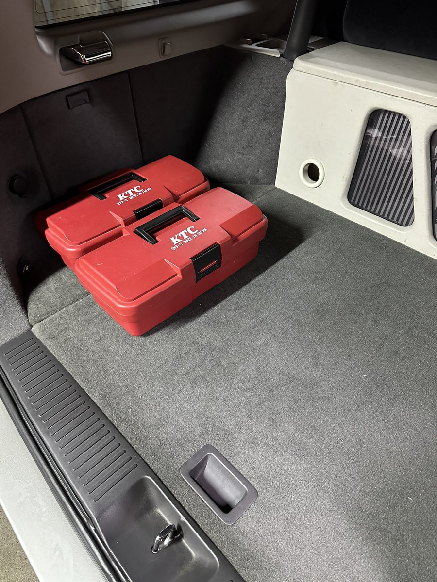 maokunpapakai's tweet image. 車載の工具箱を新調しました😃
今までKTCのプラ箱を2個積んでいましたが引き出し次の金属製に
滑り止めのゴム足を取り付け、バイク用のネットで固定
アストロさんには申し訳ないのですが、工具はほとんどKTCなのでエンブレムチューンもして見ました👍

#KTC
#ktc
#wgnc34
#rb26