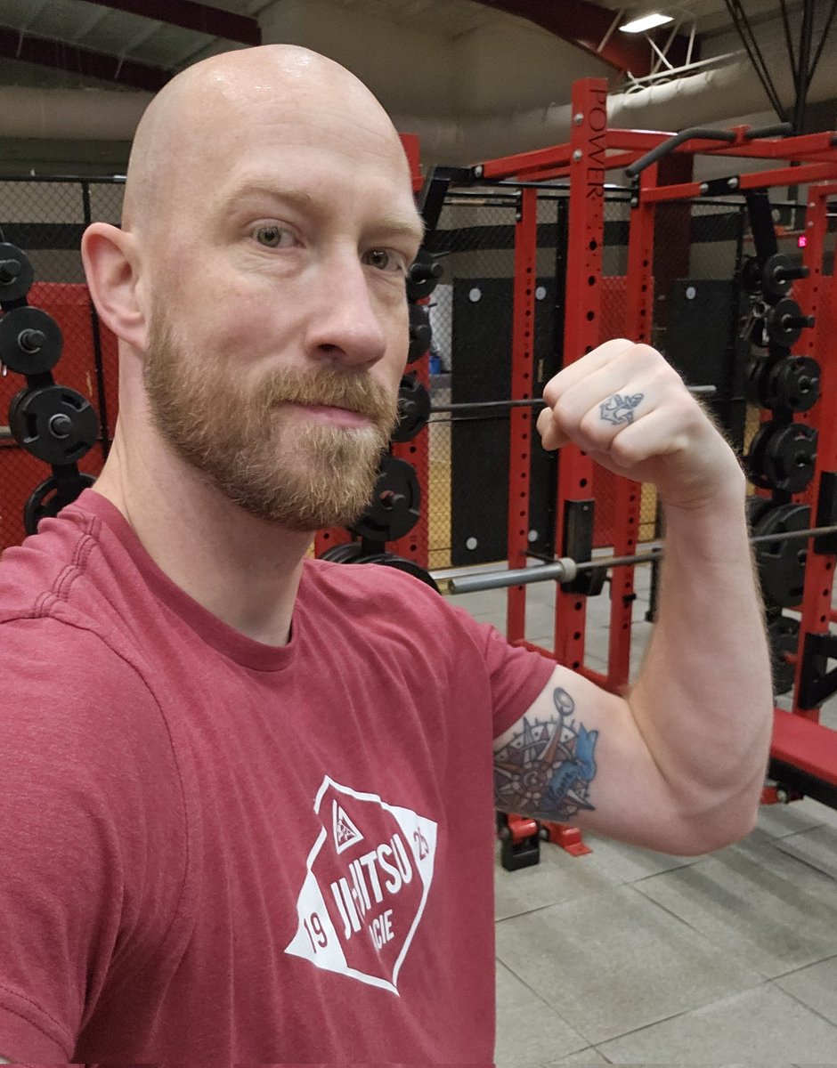 JanIlgen's tweet photo. Tried a 5am workout session for once. Not my best work. I'll stick to evening workouts! Regardless, progress was made. 💪🤙 #fitness #gettingswole #lifting https://t.co/UxQVjDqAJ8