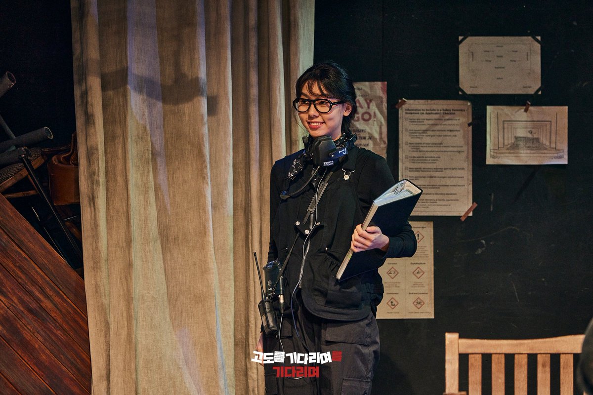 [#고도를_기다리며를_기다리며] 
공연사진 공개 

상대 배우에게 최대한 아무 것도 주지 않으면서,
상대방이 하는 말을 그냥 계속 반복만 하는 거야.

👞 에스터 | #곽동연
☕ 밸 | #박정복
🎧로라 | #정재원

-
𝟮𝟬𝟮𝟰.𝟵.𝟳-𝟭𝟮.𝟭
예스24스테이지 3관