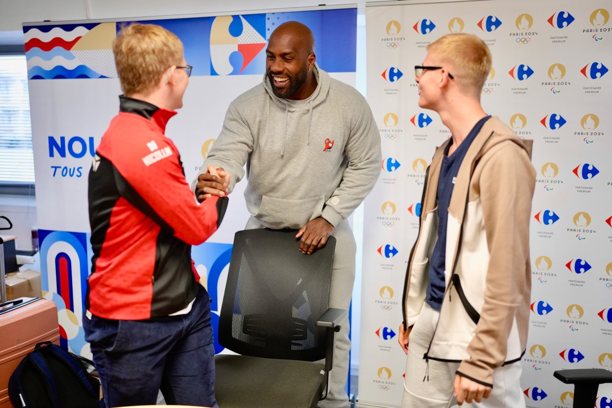 AlexisLebrun15's tweet photo. Très belle journée avec la #TeamCarrefour ! 

C'était top de pouvoir échanger avec tous ces grands sportifs autour de leurs expériences respectives ! 😁

J'ai également été ravi de retrouver le public de Carrefour pour célébrer les Jeux !  Vous êtes géniaux ! 👏

#TeamLebrun https://t.co/fan2qNiq41