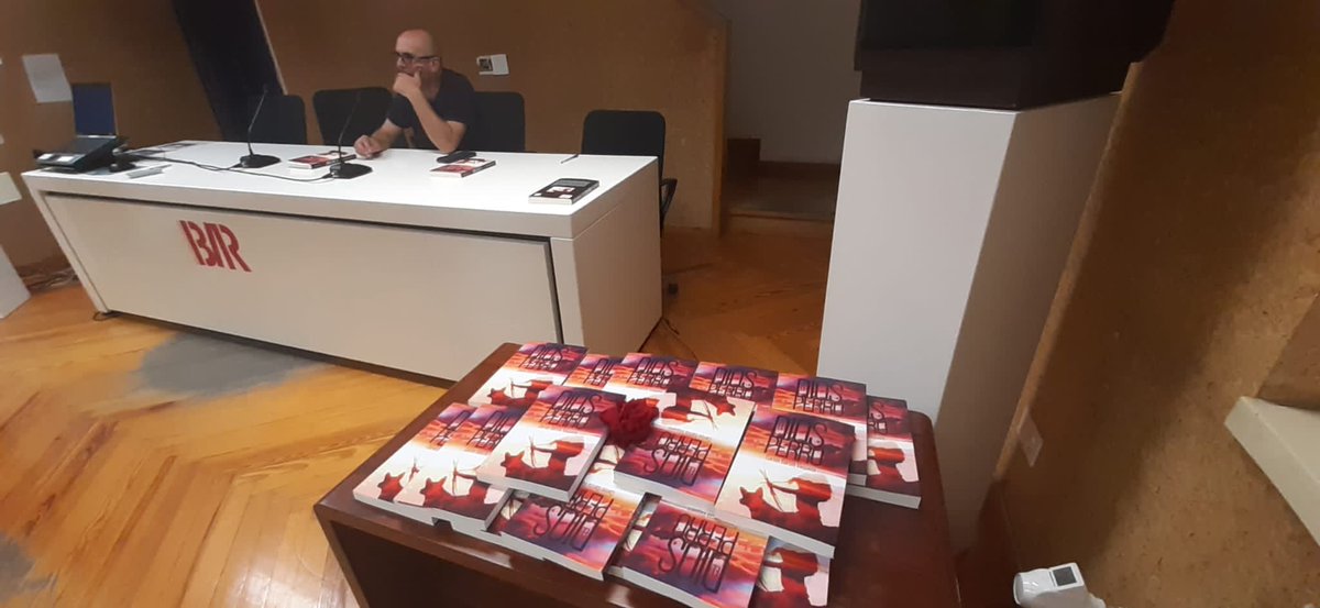 El pasado 6 septiembre en la biblioteca de la Rioja en Logroño, Carlos García Vaquero presentó su nueva obra "El dios perro". Carlos departió con sus lectores y al final del evento firmó los ejemplares a los asistentes. ¡Enhorabuena!