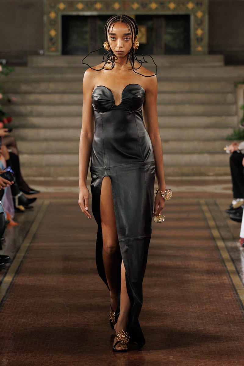 BIMBA Y LOLA joins Palomo Spain in a new edition of the BIMBA Y PALOMO collab: two brands connected by a common language of experimentation.  
The collection has been presented at the Palomo Spain show at New York Fashion Week.

On selected stores and bit.ly/4gkV6Jb