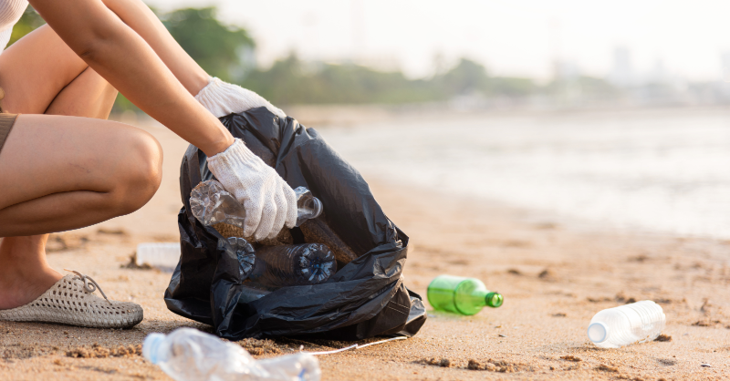 ENGIEpartFR's tweet photo. Aujourd'hui, c'est le #WorldCleanupDay : une journée pour trouver, trier et jeter les déchets égarés. 🚮

Jusqu'au 22 septembre, plus de 1250 opérations de nettoyage sont prévues partout en France. Trouvez une action près de chez vous ou organisez la vôtre ! 🌍

#JAgisAvecENGIE