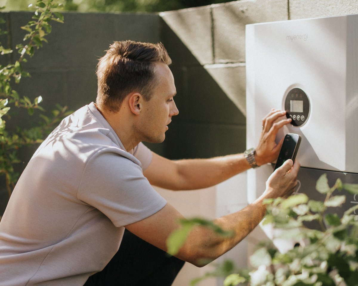 ⚡️🏠 **Revolutie in huiselijke duurzaamheid!** 🏠⚡️

Stel je voor: een huisbatterij die zowel binnen als **buiten** kan worden geïnstalleerd. Ja, je leest het goed! De **myenergi libbi** is hier om je huis te voorzien van onafhankelijke, schone energie, ongeacht waar je hem