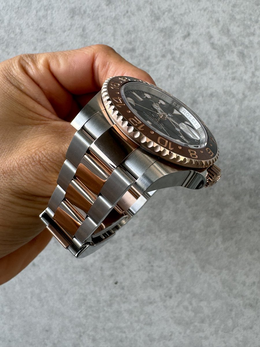 xsO3OrwmhjDFlXJ's tweet image. こんばんは🌃

夜は少し涼しくなってきましたね🍂

慌ただしい一日でした💦

本日もお疲れ様です🍻

秋ぽい時計のリストショットあげときます。
#rolex #gmtmasterII