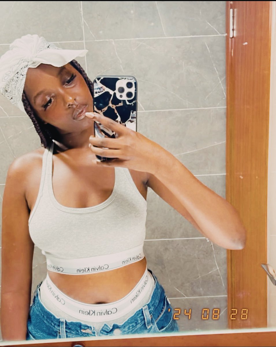 Eulad_e's tweet photo. Ese ko ndi kumubona ahantu hose yabaye iki???
#DJsonia https://t.co/s0MrhUzKrd
