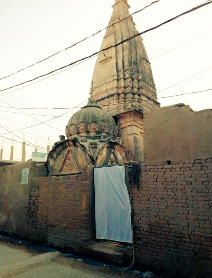 khalidkoree's tweet photo. جوهي شهر جي تاريخي مندر کي ڊاهڻ ڪرڻ جي ڪوشش.
ڪجھ سال پھرين جوھي جي مندر کي عدالت سڳوري جي حڪم تي ثقافت کاتي پاران سيل ڪرايو ويو ھيو، هيئنر اتي ڪوئي رهي ٿو ۽ جنهن ئي مندر جي ڊاهي شروع ڪئي آهي. https://t.co/1Db9xpOM4l