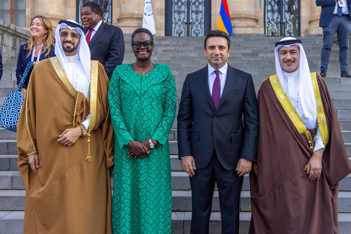 🔹 التقوا برئيس وزراء أرمينيا ورئيسة الاتحاد البرلماني الدولي وعدد من المسئولين…

وفد الشعبة البرلمانية يتسعرض جهود مملكة البحرين وانجازاتها الدولية في مجال التعليم والتدريب خلال المؤتمر العالمي للبرلمانيين الشباب

⬇️
shura.bh/news/14812

#مملكة_البحرين
#مجلس_الشورى_البحريني