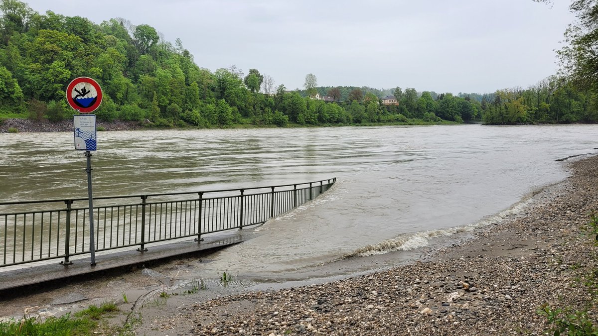 KJF_Rosenheim's tweet photo. #Hochwasser-Warnung für den Landkreis #Rosenheim: Es muss damit gerechnet werden, dass die #Mangfall-Pegel in Feldolling und Rosenheim morgen Meldestufe 1 überschreiten. Die #Inn-Pegel Rosenheim und Wasserburg erreichen voraussichtlich knapp Meldestufe 1! https://t.co/zaYlnRrXtR
