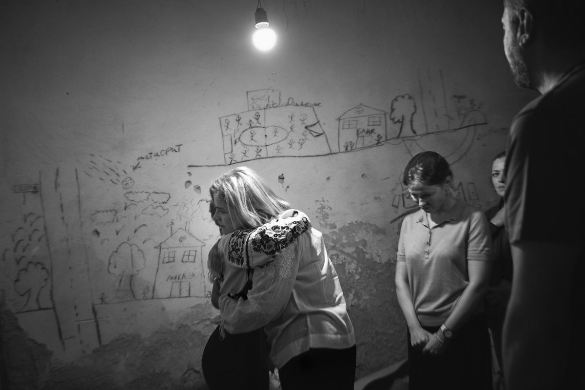 ⚫️ Jahidnes ciema skolas pagrabā okupanti turēja gūstā un spīdzināja vietējos, ieskaitot bērnus un sirmgalvjus. Šeit zuda 11 cilvēku dzīvības. Pārdzīvotais ir kā dziļa brūce iedzīvotāju apziņā. Krievija Ukrainā turpina zvērības - tai jāatbild par pastrādātajiem noziegumiem.