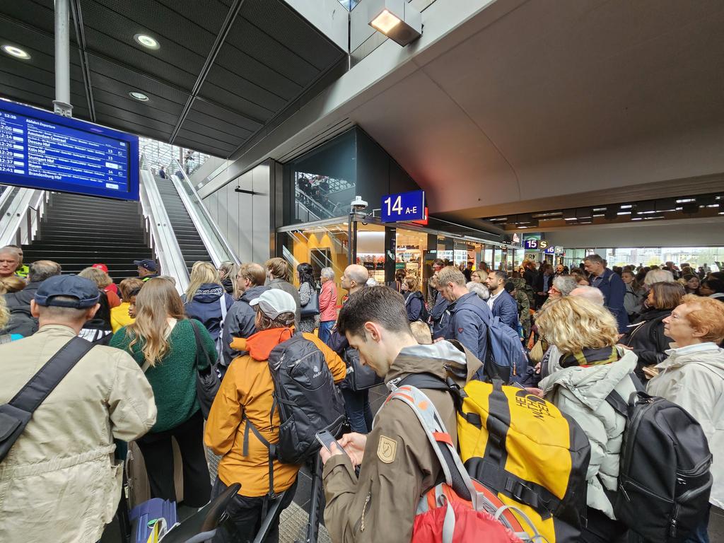 HEY! <a href="/DB_Bahn/">Deutsche Bahn Personenverkehr</a>!!! Das wird immer krasser!!!! Allmählich verzweifeln bei DEM Anblick selbst die Geduldigen &amp; Genügsamen! Wegen STAUS (!) von Zügen am <a href="/hbf_berlin/">Berlin Hauptbahnhof</a> dürfen Reisende nicht mal mehr aufs Gleis, sondern müssen in den Gängen (!) warten (siehe Foto). Wie viel CHAOS noch?
