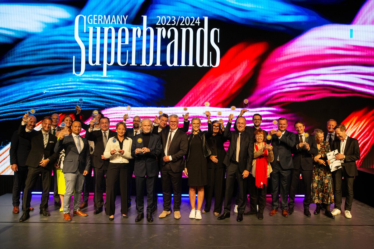SuperbrandsDE's tweet photo. Was für ein Abend gestern in #Berlin bei unserer #Preisverleihung! 😍 
Herzlichen Glückwunsch an all unsere Superbrands Germany und vor allem unseren Persönlichkeit des Jahres #IsabellWerth, die erfolgreichste deutsche Olympionikin aller Zeiten!  🏆👏 https://t.co/OwBIBFzoUY