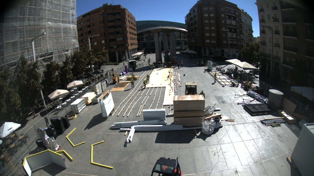 VISUALLINKES's tweet photo. Hoy @visuallinkes, más cerca del cielo de Madrid🌤️
Trabajo en altura para #timelapsevideo
#timelapse #visuallink #vídeo #altura #plaza #FelipeII #wizinkcenter #montaje #evento https://t.co/r1Xp6OupoB