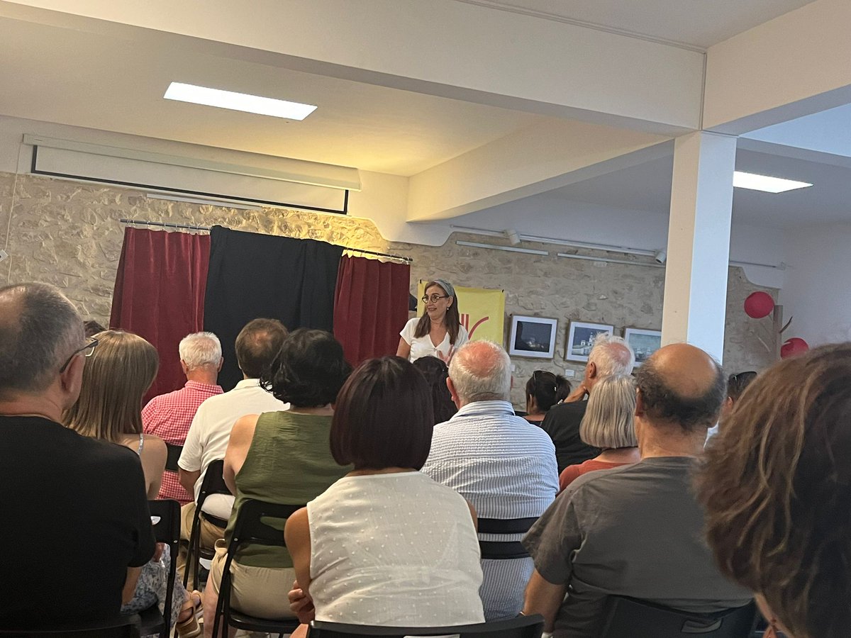 AcpvAlacant's tweet image. Ahir vàrem escoltar poemes del gran Vicent Andrés Estellés a l&apos;espectacle &quot;Estellés club Cabaret&quot;🎭, de Circorama teatre. Un homenatge al gran poeta amb música i diversio🎊