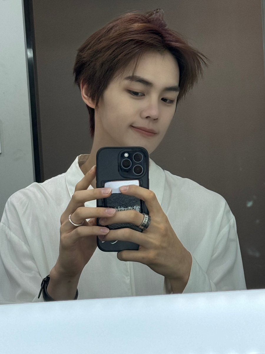gyuvinduo's tweet photo. OMG GYUVIN HAS A FOREHEAD??? https://t.co/AChYV5SyxV