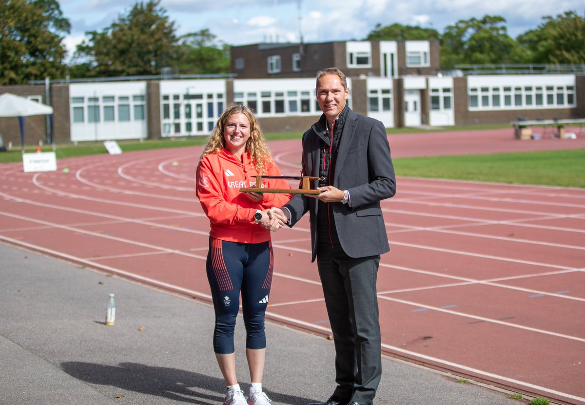 On Wednesday CEO <a href="/ArmySportASCB/">Army Sport</a>  Maj Gen retd Darrell Amison presented <a href="/KerenzaBryson/">Kerenza Bryson</a>  with her award as Armed Forces Sportswoman 2023. Well done Kay!

Kerenza missed the award ceremony in May due to her Olympics preparation.

@pentathlongb
<a href="/britisharmy/">British Army 🇬🇧</a>
#modernpentathlon
