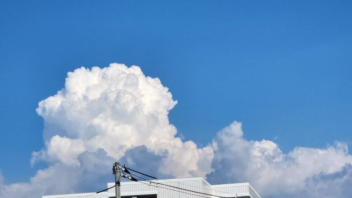 pi_a_non's tweet photo. まだまだ夏が終わりそうにない空ですね。明日も暑くなる気配。いろんなことが起こりすぎて落ち着かないけど。一歩ずつ進めよう。ゆっくりと。
#カコソラ https://t.co/8rKSoPZG4u