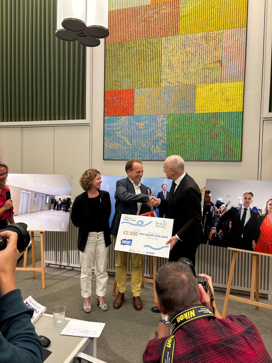 🍾 Nieuws: @heindehaas wint de #PrinsjesBoekenprijs 2024 met Hoe migratie echt werkt.

De Haas ontving uit handen van <a href="/EersteKamer/">Eerste Kamer der Staten-Generaal</a> vz Jan Anthonie Bruijn de bijbehorende oorkonde en werd namens de jury toegesproken door <a href="/ffeboon/">Floor Boon</a>. Overtuigend, urgent, toegankelijk! 📙<a href="/StichtingDWB/">Stichting DWB</a>