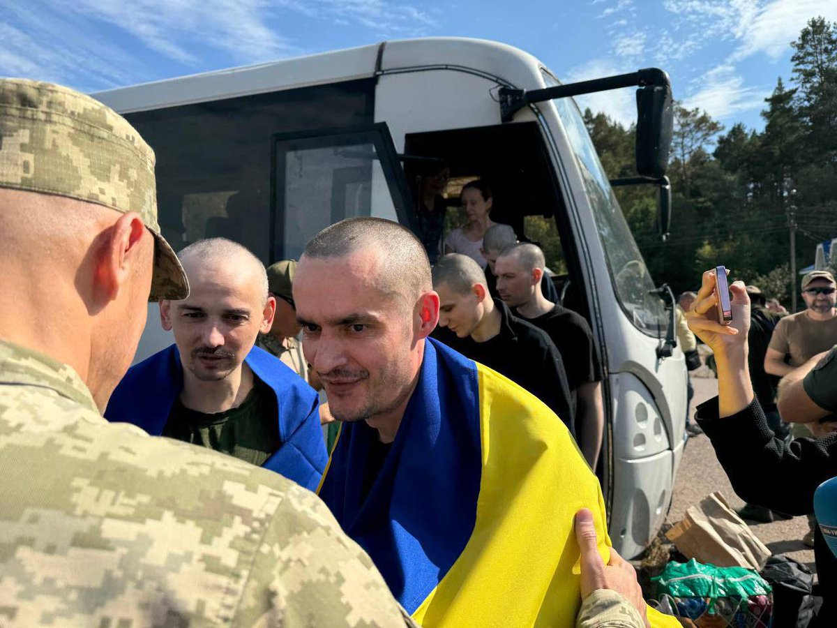 pravda_eng's tweet photo. 🙏 Zelenskyy: “49 Ukrainian heroes are home—soldiers & civilians, incl. Leniie Umierova & Azovstal defenders. Special thanks to the team securing releases & our divisions capturing Russian invaders. We will bring everyone back!” #SlavaUkraini #HeroesReturn #UkraineStrong https://t.co/cIGxWsUNnX