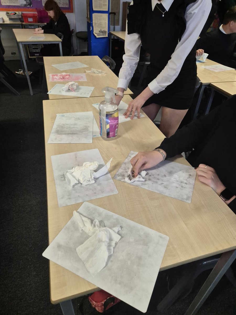 Miss McGhee's 3I1 history class had a fun time yesterday using the storyboards. They also then did a great job cleaning every board in the box! Thanks guys 😂 👏