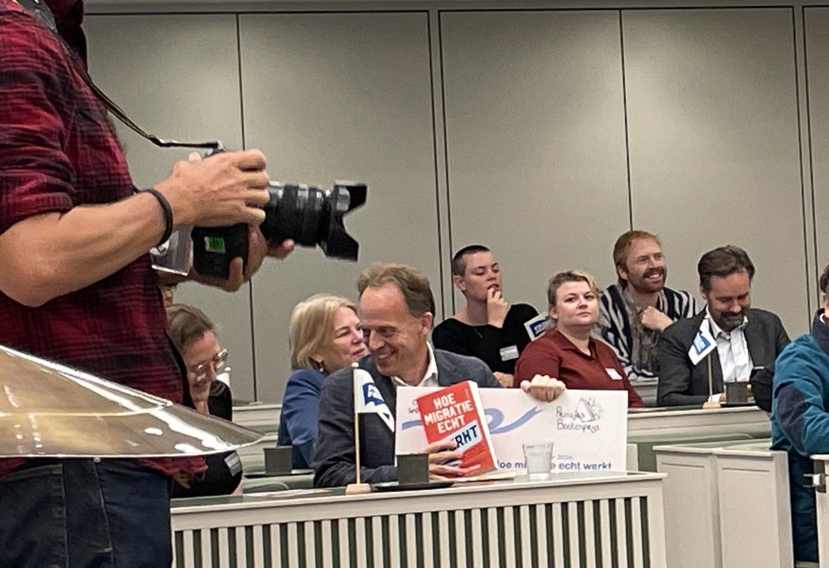 De winnaar is @heindehaas! Hij wint de 12e Prinsjesboekenprijs met “Hoe migratie echt werkt” <a href="/UitgeverijUBHS/">Unieboek | Spectrum</a>! 🏆🎉 

Jaarlijks uitgereikt aan de schrijver van het beste politieke boek tijdens <a href="/prinsjesfest/">Prinsjesfestival</a> 

Jurylid <a href="/ffeboon/">Floor Boon</a> maakte de winnaar bekend in de <a href="/EersteKamer/">Eerste Kamer der Staten-Generaal</a>