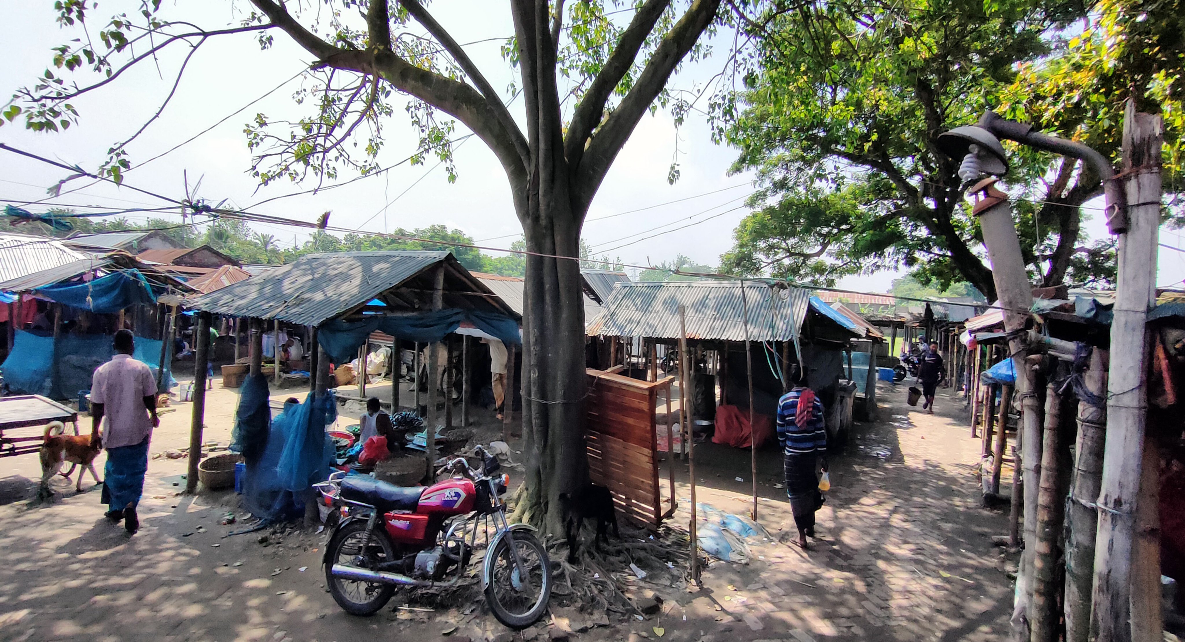 নওগাঁয় হাটের জায়গাতে সরকারি দোতলা পল্লী মার্কেট ভবন নির্মাণ চান স্থানীয়রা