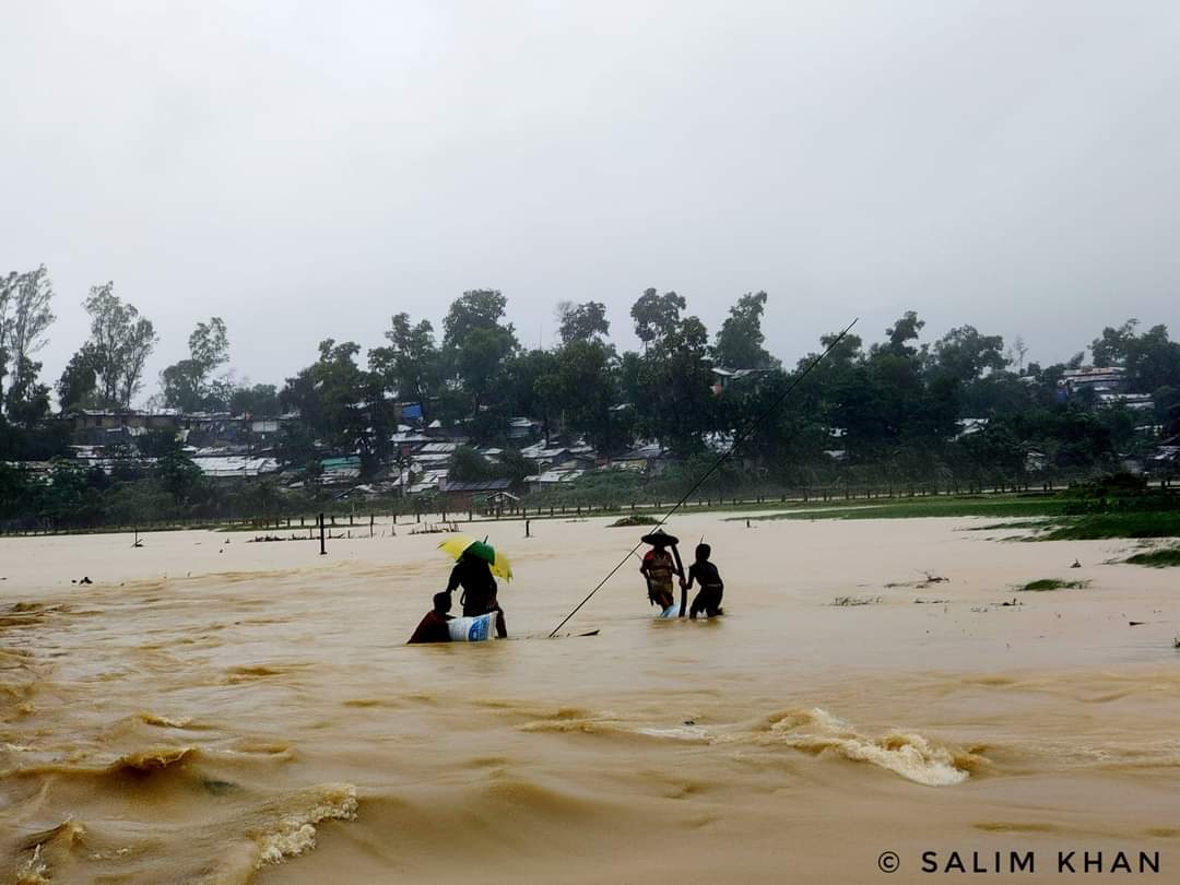 RoPublicFigures's tweet photo. Heavy rains in Bangladesh have put the Rohingya refugee camps in a dire situation. Landslides and flooding are devastating lives, and loved ones are being lost. Urgent action and support are needed to protect those most vulnerable. #RohingyaCrisis #BangladeshFloods #RefugeeCrisis https://t.co/OfKVhJHFU2