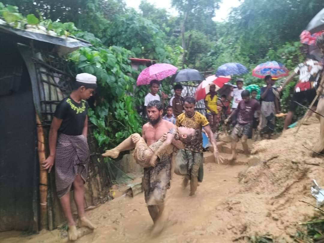 RoPublicFigures's tweet photo. Heavy rains in Bangladesh have put the Rohingya refugee camps in a dire situation. Landslides and flooding are devastating lives, and loved ones are being lost. Urgent action and support are needed to protect those most vulnerable. #RohingyaCrisis #BangladeshFloods #RefugeeCrisis https://t.co/OfKVhJHFU2