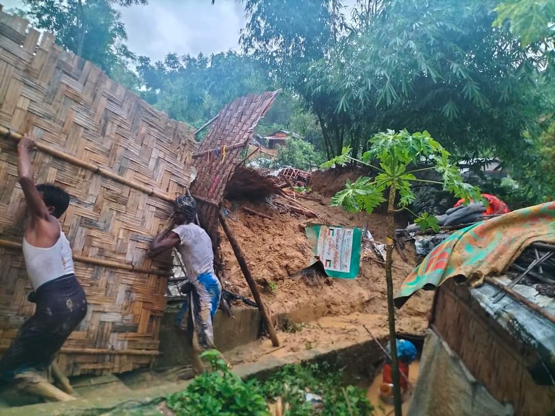 RoPublicFigures's tweet photo. Heavy rains in Bangladesh have put the Rohingya refugee camps in a dire situation. Landslides and flooding are devastating lives, and loved ones are being lost. Urgent action and support are needed to protect those most vulnerable. #RohingyaCrisis #BangladeshFloods #RefugeeCrisis https://t.co/OfKVhJHFU2
