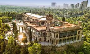 LectorHistoria's tweet photo. Desde muy temprana hora del día 12 de septiembre, la artillería norteamericana ubicada en la hacienda de la Condesa, Tacubaya y Molino del Rey, bombardeó las garitas de la Candelaria y Niño Perdido, además del cerro de Chapultepec y el 13 de septiembre atacó la última posición mexicana exterior a la ciudad: Chapultepec, que no fue construido como fortaleza sino como palacio de verano de los virreyes. Lo defendían menos de mil hombres, entre los cuales había algunos cadetes del Colegio Militar, que ahí tenía su sede.
Aquel 13 de septiembre, luego de dos días de feroz bombardeo, los invasores atacaron el castillo. Al pie de la rampa, validos de una gran superioridad numérica, destrozaron al batallón activo de San Blas, muriendo su jefe, el coronel Felipe Santiago Xicoténcatl y casi todos sus soldados.
Entonces los invasores avanzaron con banderas desplegadas hacia el castillo, dando cuenta de nuestros soldados. Se creían ya vencedores cuando les dispararon certeramente los últimos defensores de la bandera nacional: los jóvenes cadetes del Colegio Militar. La tradición recogió los nombres de seis de los alumnos que murieron, enfrentando cuerpo a cuerpo al invasor: el subteniente Juan de la Barrera y los cadetes Agustín Melgar, Francisco Márquez, Fernando Montes de Oca, Vicente Suárez y Juan Escutia, quien, según la leyenda, se arrojó al vacío envuelto en el lábaro patrio para evitar que cayera en manos del extraño enemigo. En realidad, Escutia no aparece en la lista de cadetes, y dado que era nayarita, lo más probable es que fuera un soldado del batallón de San Blas, en cuanto el episodio de la bandera, no ocurrió en Chapultepec, sino en Molino del Rey, cuando el capitán Margarito Zuazo, del Batallón Mina (de la Guardia Nacional de la Ciudad de México) quien, muertos en combate el general Antonio León y el coronel Lucas Balderas, recuperó la bandera de su batallón, que habían tomado los invasores, y se envolvió el cuerpo con ella, muriendo con ella.
(lee más en:   https://t.co/q6ioYkMDcd )