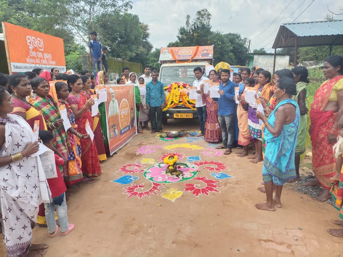 BDO_KOTPAD's tweet photo. ଆଜି ପଞ୍ଚାୟତ ସମିତି, କୋଟପାଡ଼ ଅନ୍ତର୍ଗତ ବିଭିନ୍ନ ପଞ୍ଚାୟତ ଠାରେ ସୁଭଦ୍ରା ରଥ ଜରିଆରେ ଲୋକଙ୍କୁ ସୁଭଦ୍ରା ଯୋଜନା ସମ୍ପର୍କରେ ଅବଗତ କରିବା ସକାଶେ ସଚେତନତା ଅଭିଯାନ ଚାଲୁ ହୋଇଅଛି ।
#GhareGhareSubhadra #mubisubhadra #subhadrayojana
@ZP_Koraput @CMO_Odisha @dmkoraput @IPR_Odisha @PRDeptOdisha https://t.co/6cvyvZirkv