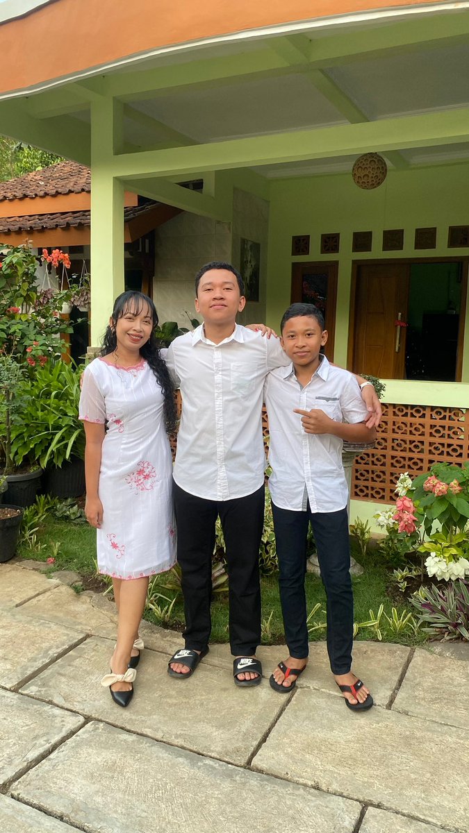 Onychristy_'s tweet photo. Berikut saat olahraga, workshop (belajar), jemput anak dan ibadah ke gereja. Nah kalau soal gereja aku kebiasaan gak pakai jeans karena pas smp aku ikut simbah dan dimarahin sama alm kakek kalo ke gereja pakai jeans 🥹 https://t.co/5ub1Dansfw