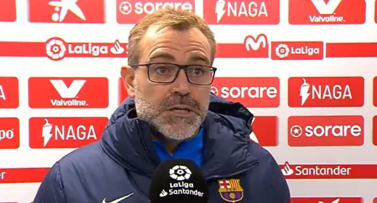 DealerdeLaporta's tweet photo. Entrenador: Després de descartar autèntics genis de la tàctica (Tata Martino, Sergi Barjuán...), em quedo amb el gran Klopp de l’AliExpress, el germà del germà del germà de Xavi. El tio que ha tret més profit d'un curs de 8 hores de monitor de lleure: el gran Òscar Hernández. https://t.co/eEHVZXudV1