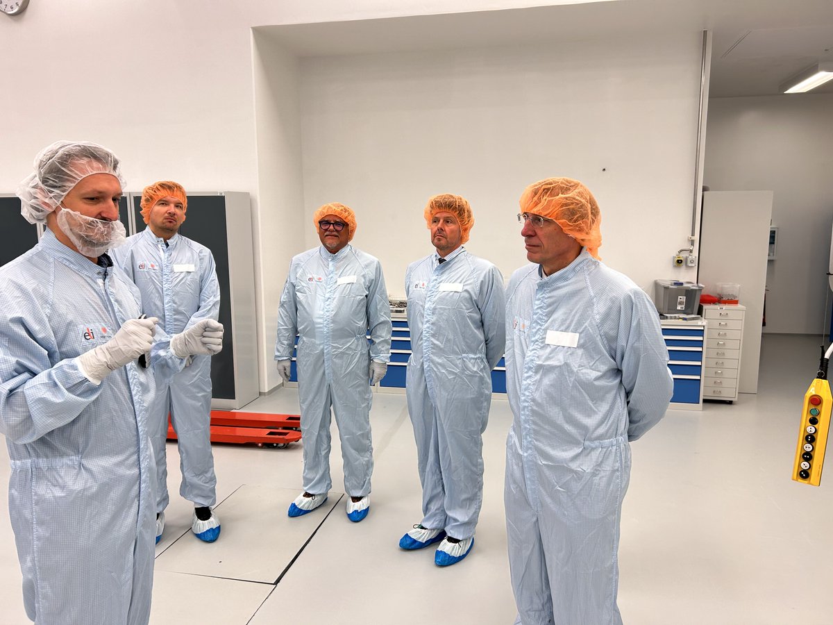 <a href="/ELI_laser/">ELI</a> welcomed a #delegation from the Ministry of Foreign Affairs of the 🇨🇿CZ🇨🇿 !
With the visiting #ambassadors and science #diplomats, ongoing and future research #collaborations were discussed, while the visitors also got to explore the state-of-the-art systems of ELI.