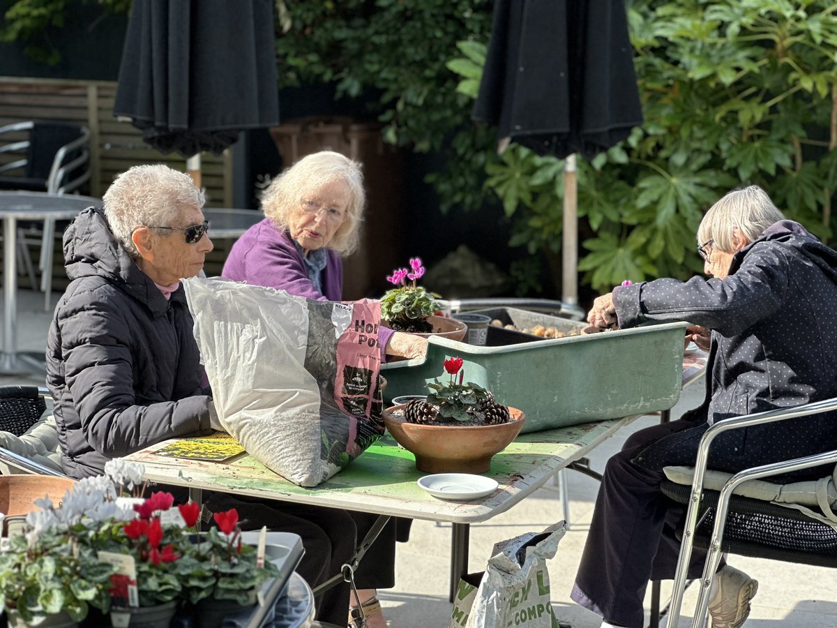 🪴🌱🫛 Lady Nuffield’s Gardener 🌷🌻 tweet media