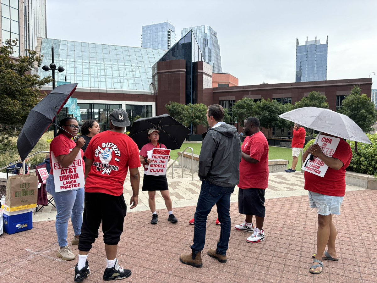 JRClemmons's tweet photo. Proud to stand with @CWAUnion downtown yesterday. These TN workers have been on strike for 29 days now and simply ask for AT&amp;T to negotiate in good faith. We @tndemocrats will always stand with TN’s working families. #TeamJRC #UnionStrong https://t.co/QnxOI2V37C