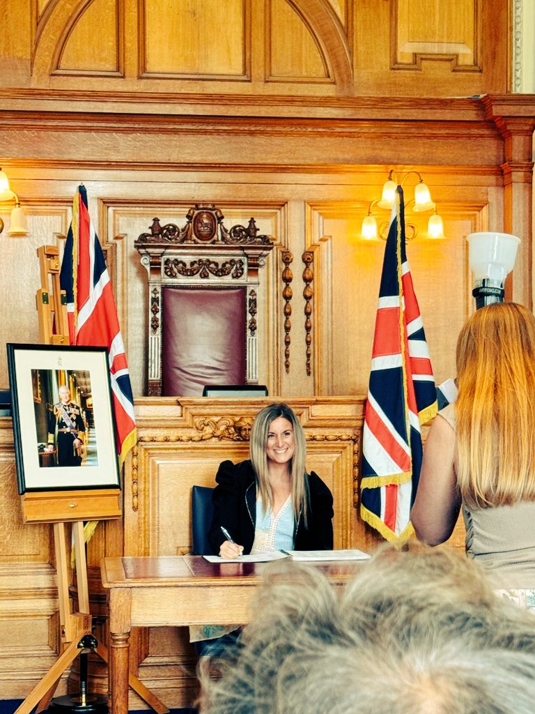 After living in London for 10.5 years, I became a UK citizen this week 🥰
What a journey my time in the country has been!

#Australian #UK #citizen #citizenship #teacher #educator #lambethtownhall #London