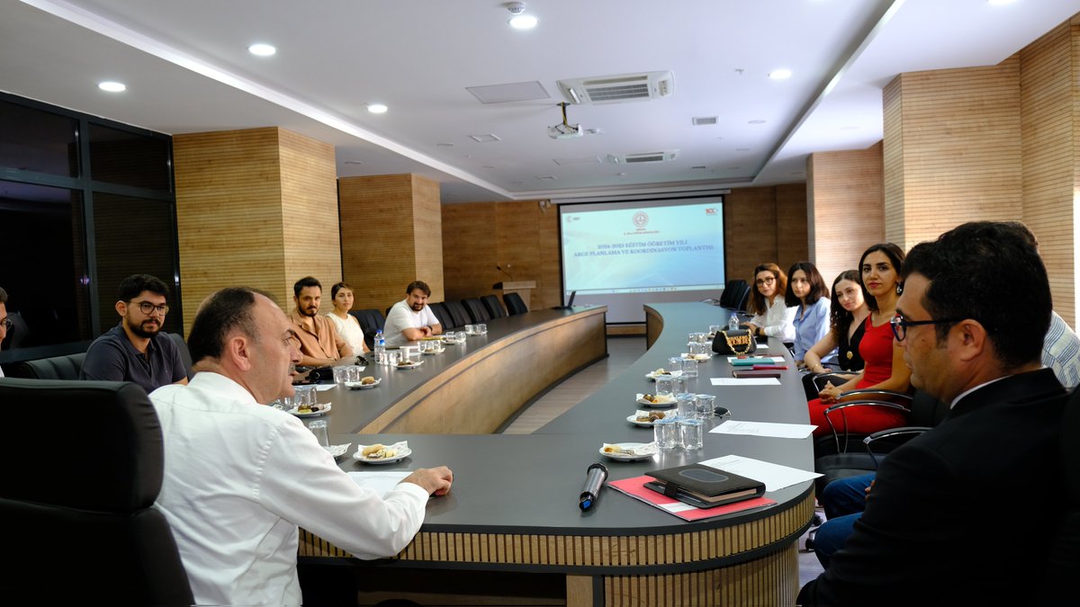 İl Millî Eğitim Müdürümüz Sayın Bilal Yılmaz ÇANDIROĞLU başkanlığında, Ar-Ge koordinatörlerinin katılımıyla “2024-2025 Eğitim Öğretim Yılı İl Ar-Ge Planlama ve Koordinasyon Toplantısı” gerçekleştirildi.

<a href="/tcmeb/">Millî Eğitim Bakanlığı</a> <a href="/Yusuf__Tekin/">Yusuf Tekin</a> <a href="/cftcblnt/">Bülent ÇİFTCİ</a> <a href="/SirnakValiligi/">T.C. Şırnak Valiliği</a> <a href="/Cevdet_Atay/">Cevdet Atay</a> <a href="/bycandiroglu/">Bilal Hoca</a>